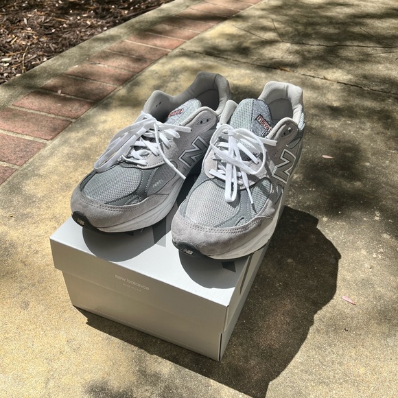 Brand new new balance 990 mens sneakers. Perfect condition and only worn twice.